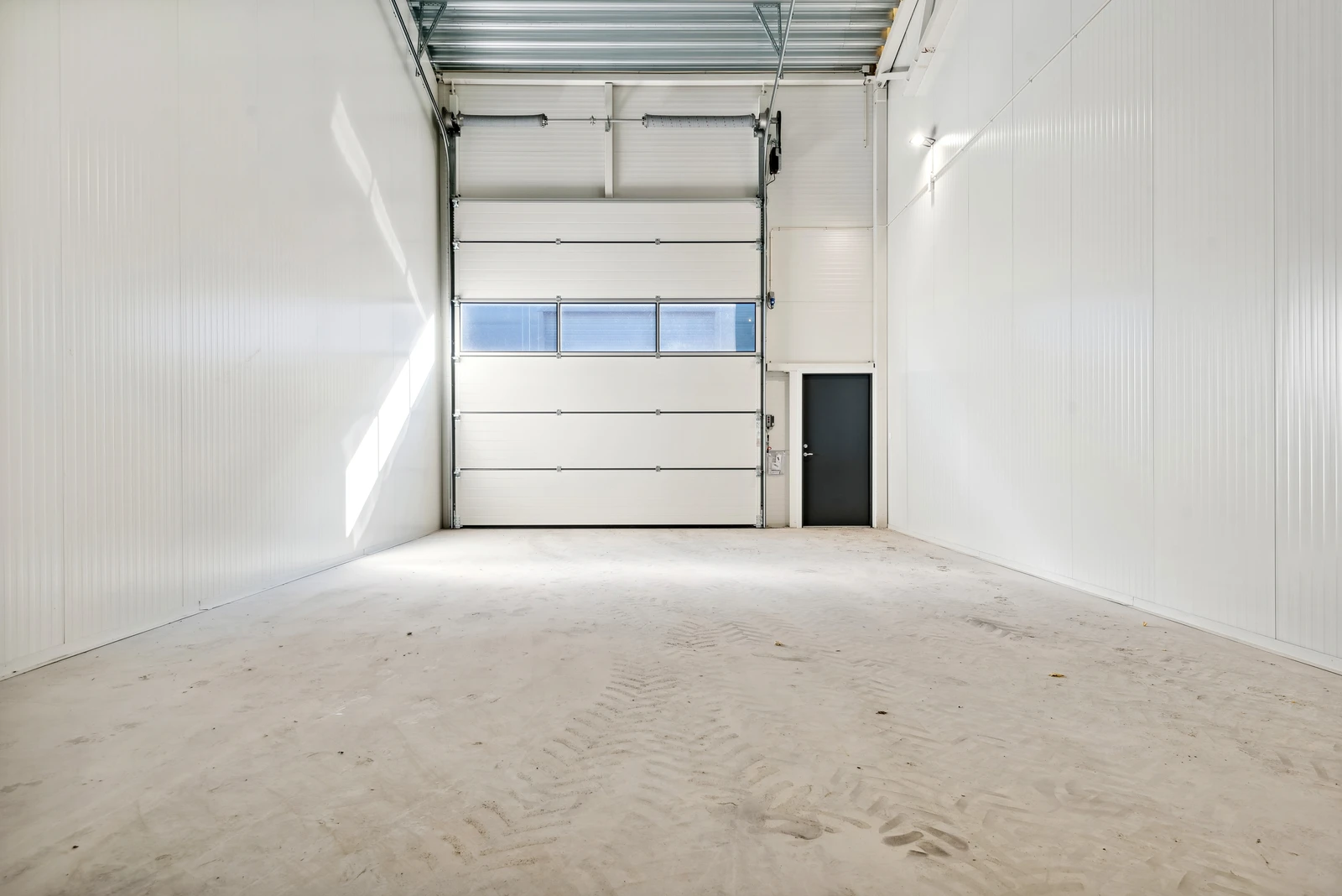 Lagerseksjon innvendig mot port, daglys