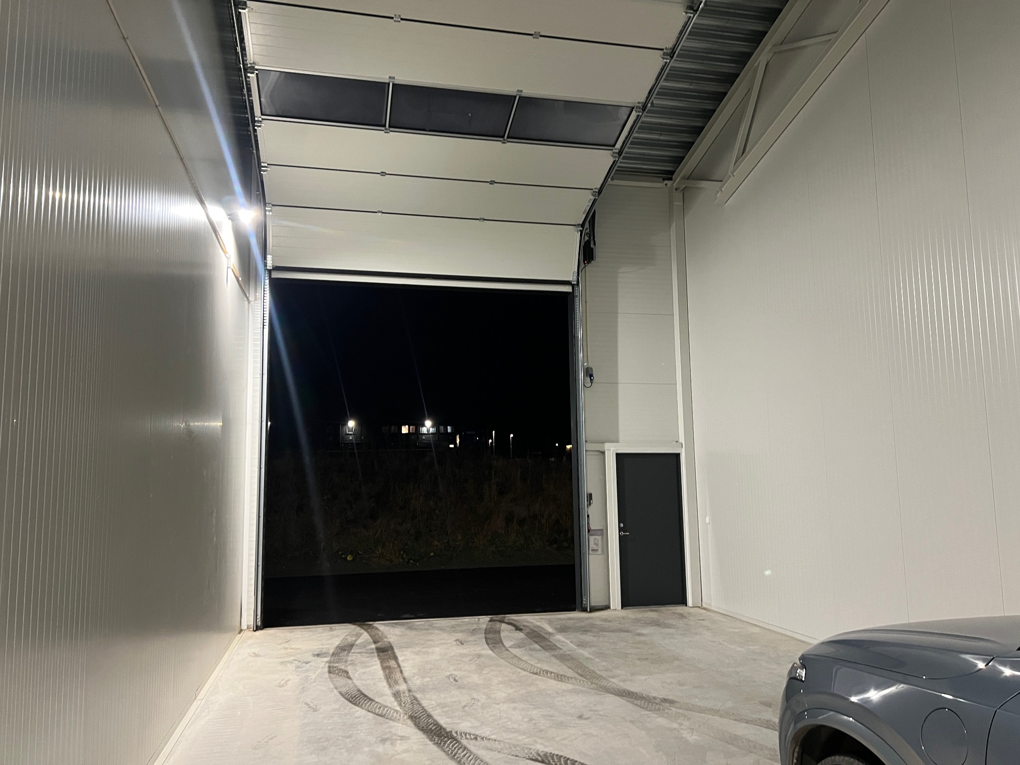 Interiør med åpen port på kveldstid