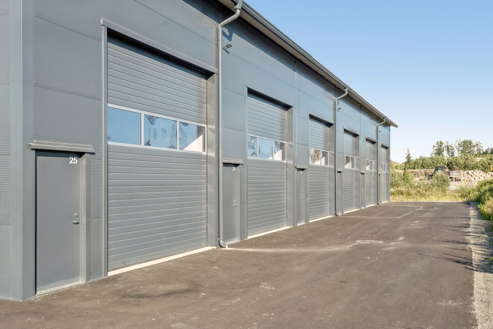 Rekke med lagerseksjoner og porter